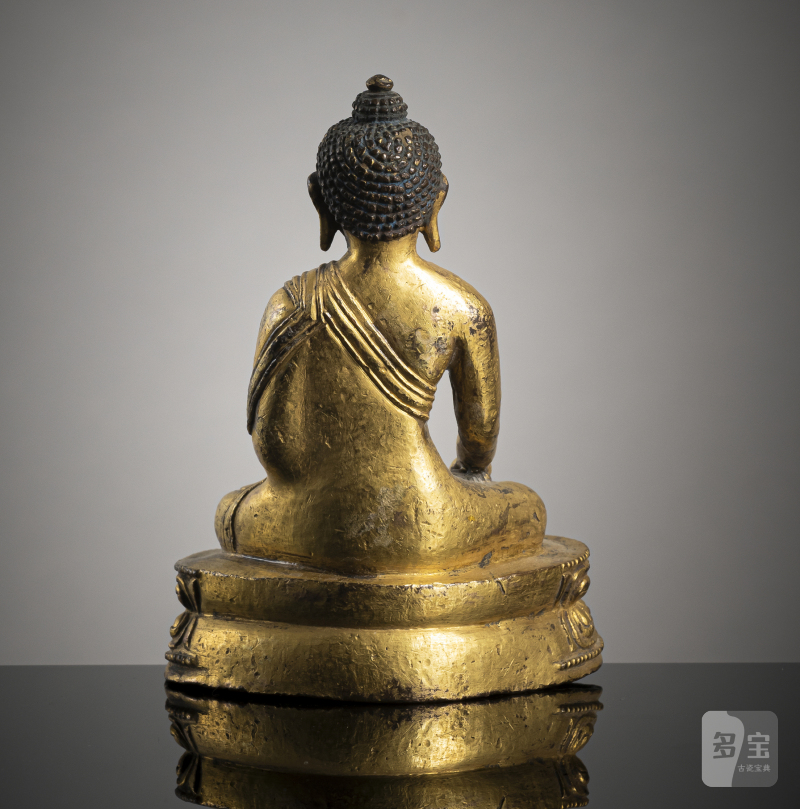 A GILT-BRONZE FIGURE OF BUDDHA SHAKYAMUNI - 图2
